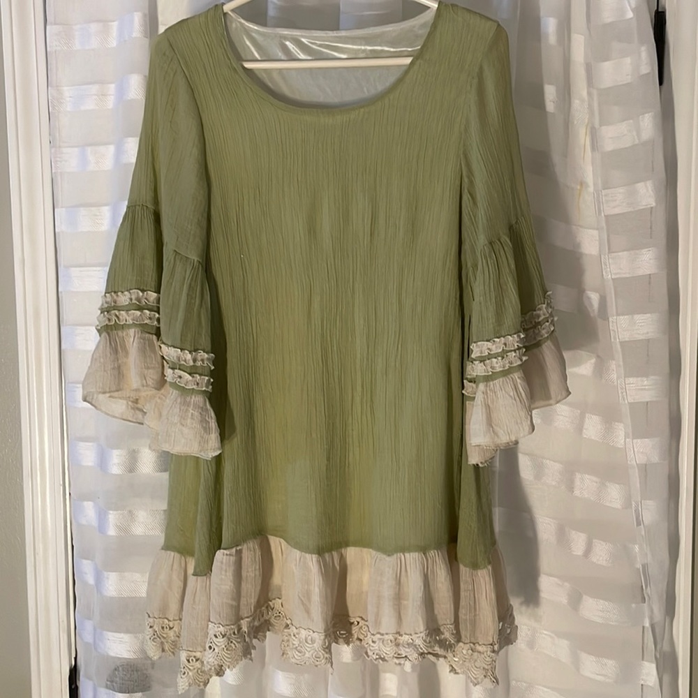 Gorgeous Girlie Bell Sleeves and Lace Top